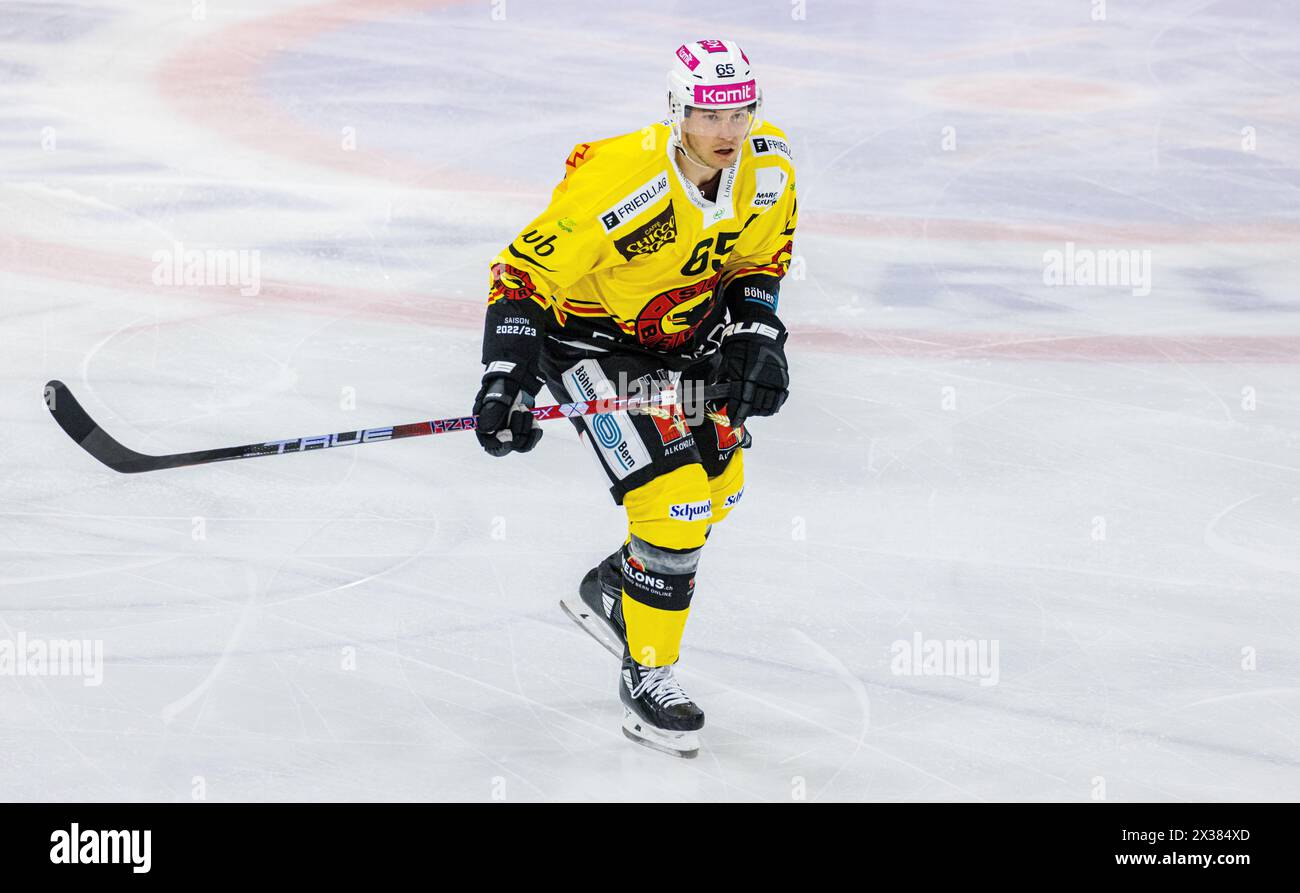 SC Bern Verteidiger #65 Ramon Untersander während dem Spiel gegen den EHC Kloten. (Kloten, Schweiz, 24.09.2022) Stockfoto