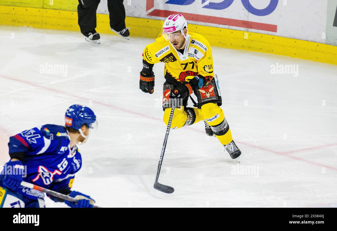 SC Bern Stürmer #77 Colton Sceviour beim Playoffqualifikationsspiel gegen den EHC Kloten. (Kloten, Schweiz, 24.09.2022) Stockfoto
