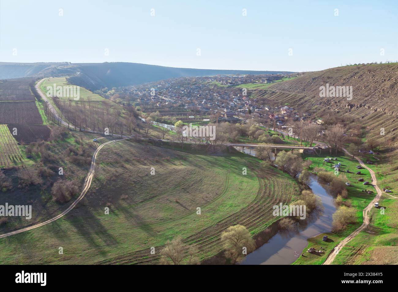 Blick aus der Vogelperspektive auf ein kleines Dorf auf einem Hügel im Frühling. Luftpanorama des Dorfes Trebujeni in Moldau Stockfoto