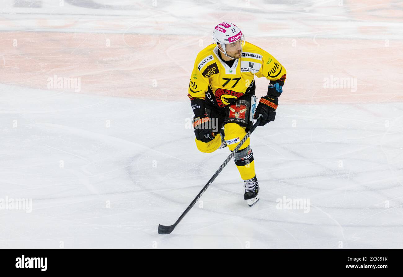 SC Bern Stürmer #77 Colton Sceviour beim Playoffqualifikationsspiel gegen den EHC Kloten. (Kloten, Schweiz, 24.09.2022) Stockfoto