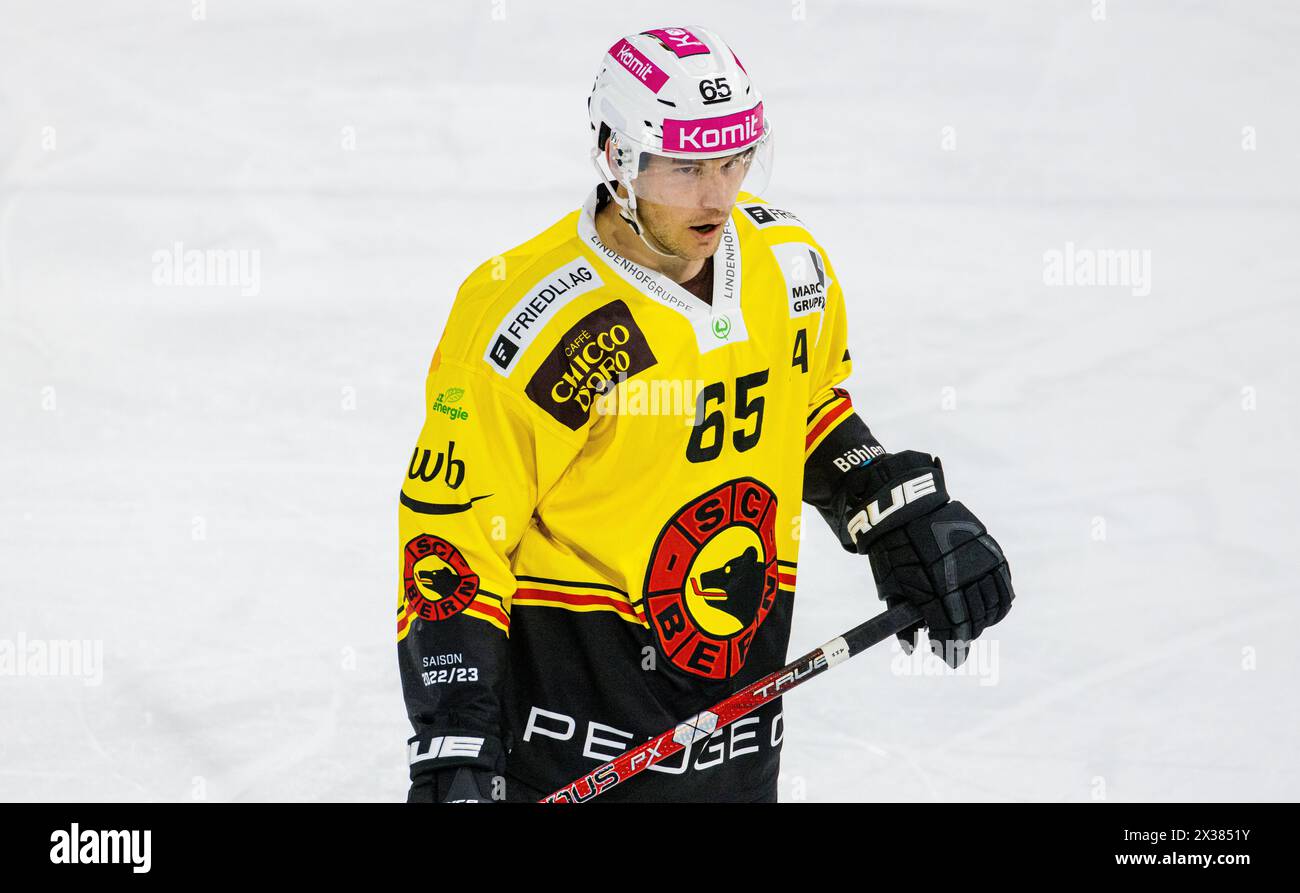 SC Bern Verteidiger #65 Ramon Untersander während dem Spiel gegen den EHC Kloten. (Kloten, Schweiz, 24.09.2022) Stockfoto