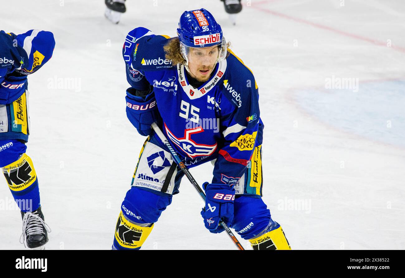 EHC Kloten Verteidiger #95 Nicholas Steiner beim Playoffqualifikationsspiel gegen den SC Bern. (Kloten, Schweiz, 24.09.2022) Stockfoto