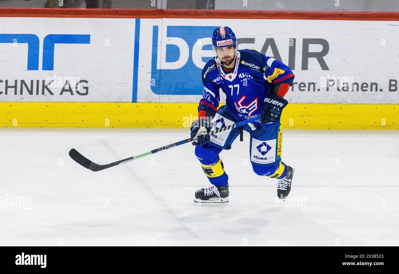 EHC Kloten Verteidiger #77 Matteo Nodari während des Playoffqualifikationsspiels gegen den SC Bern. (Kloten, Schweiz, 24.09.2022) Stockfoto