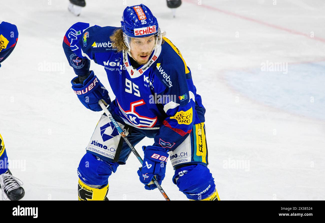 EHC Kloten Verteidiger #95 Nicholas Steiner beim Playoffqualifikationsspiel gegen den SC Bern. (Kloten, Schweiz, 24.09.2022) Stockfoto