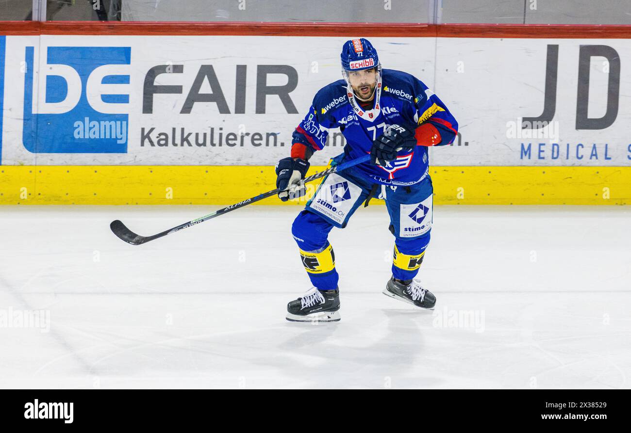 EHC Kloten Verteidiger #77 Matteo Nodari während des Playoffqualifikationsspiels gegen den SC Bern. (Kloten, Schweiz, 24.09.2022) Stockfoto