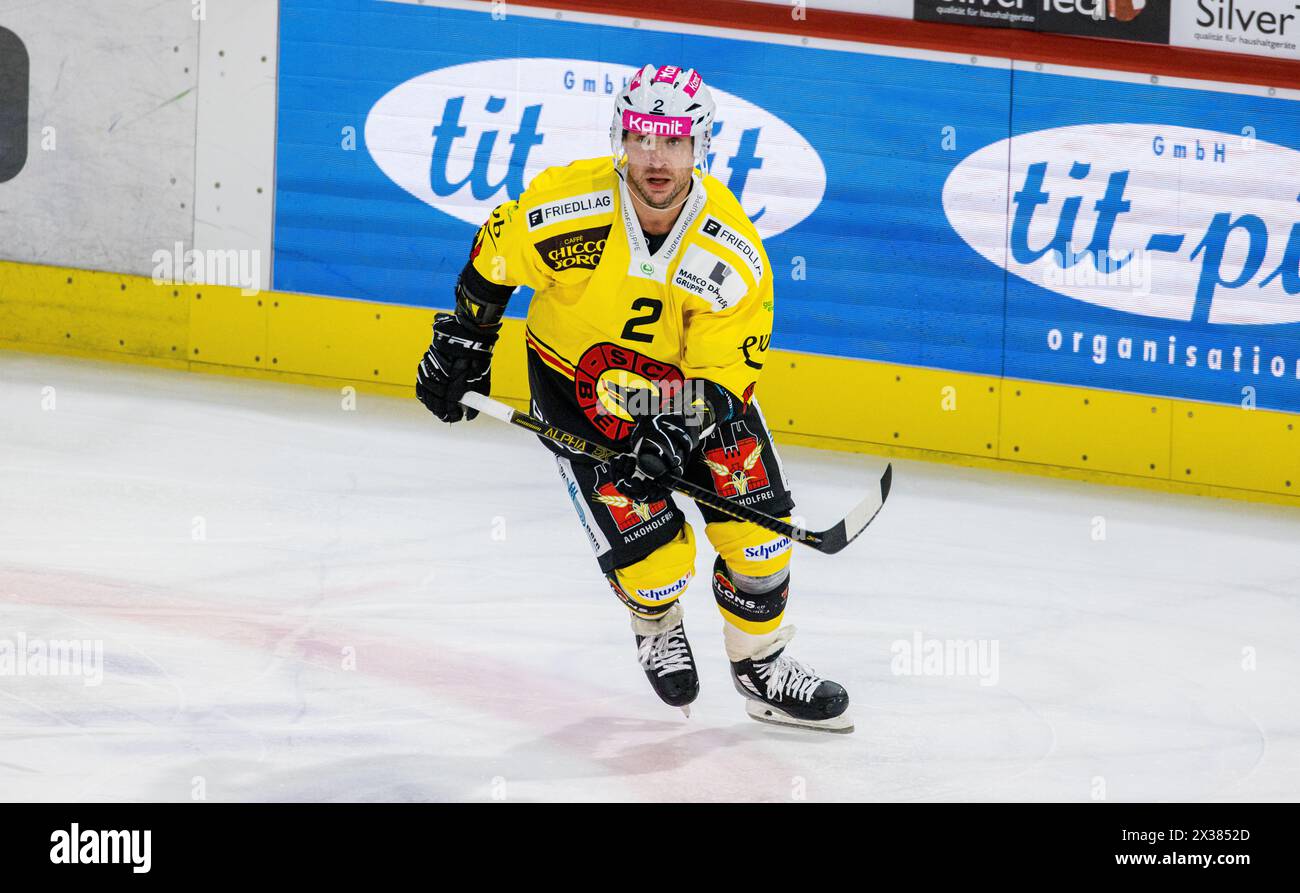 SC Bern Verteidiger #2 schlug Gerber beim Playoffqualifikationsspiel gegen den EHC Kloten. (Kloten, Schweiz, 24.09.2022) Stockfoto