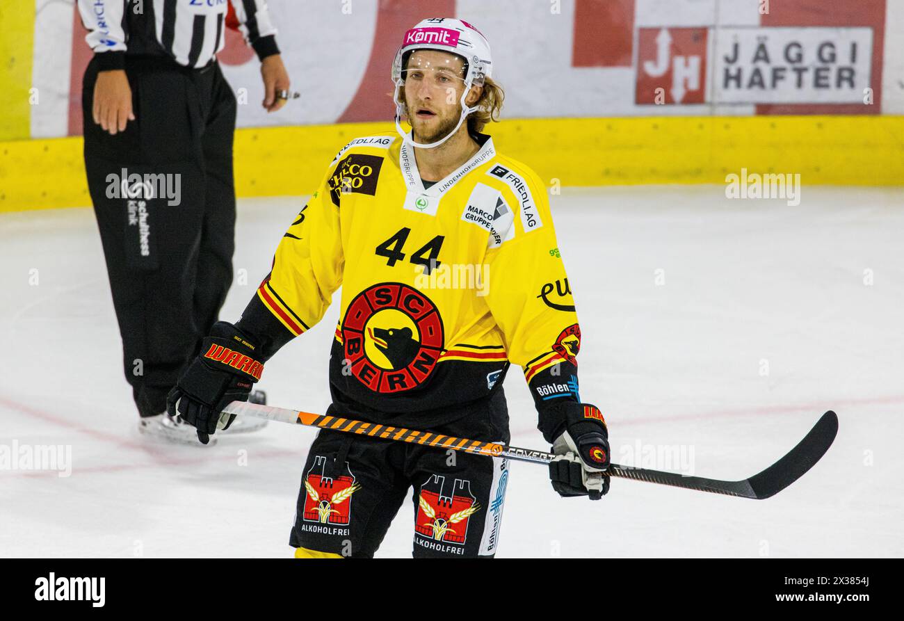 SC Bern Verteidiger #44 Jesse Zgraggen beim Playoffqualifikationsspiel gegen den EHC Kloten. (Kloten, Schweiz, 24.09.2022) Stockfoto