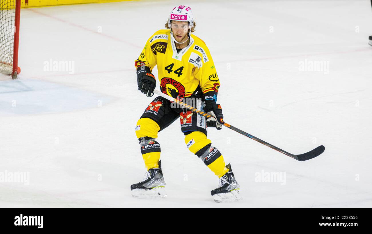 SC Bern Verteidiger #44 Jesse Zgraggen beim Playoffqualifikationsspiel gegen den EHC Kloten. (Kloten, Schweiz, 24.09.2022) Stockfoto