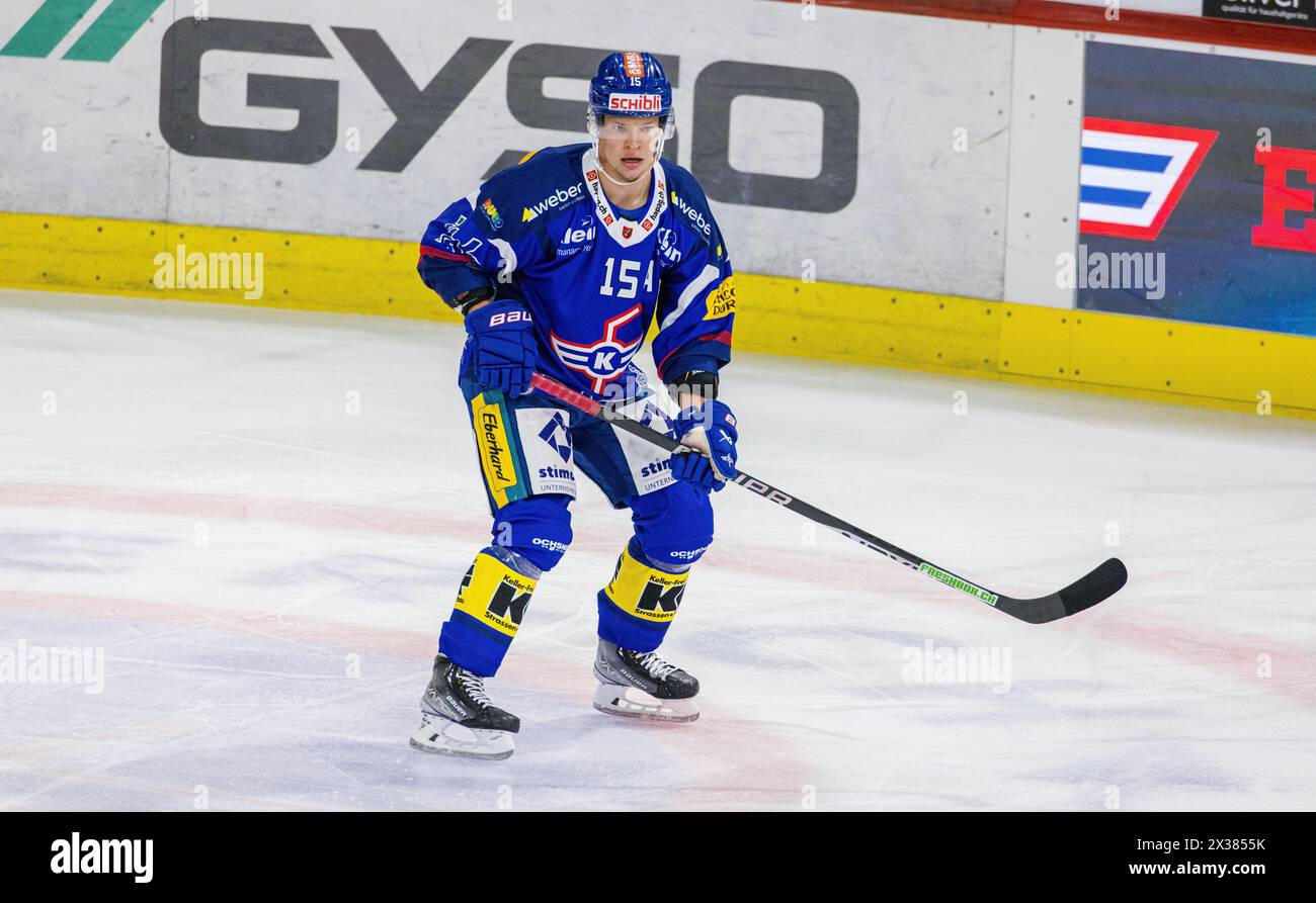 EHC Kloten Stürmer #25 Arttu Ruotsalainen beim Playoffqualifikationsspiel gegen den SC Bern. (Kloten, Schweiz, 24.09.2022) Stockfoto