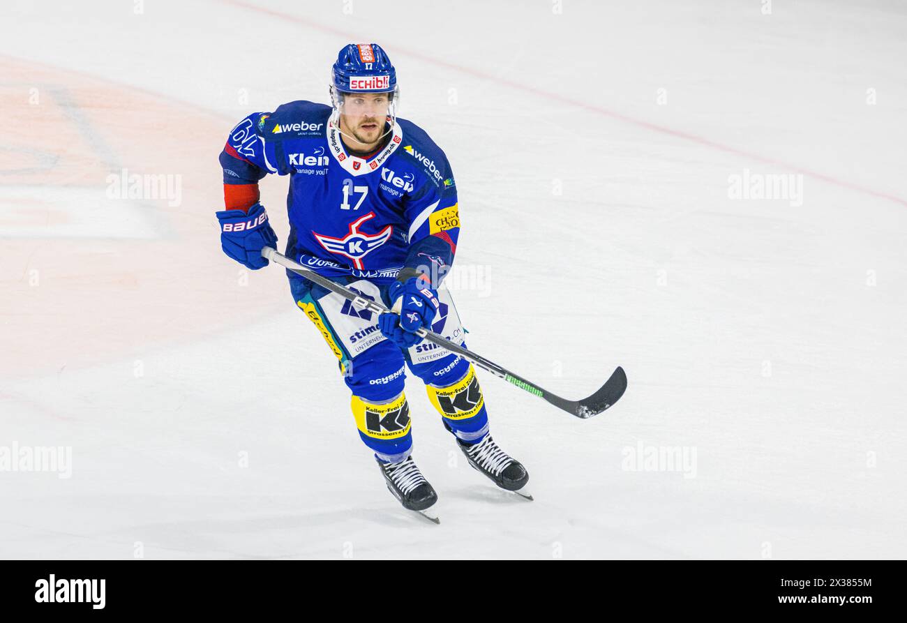 EHC Kloten Stürmer #17 Niki Altorfer während des Playoffqualifikationsspiels gegen den SC Bern. (Kloten, Schweiz, 24.09.2022) Stockfoto