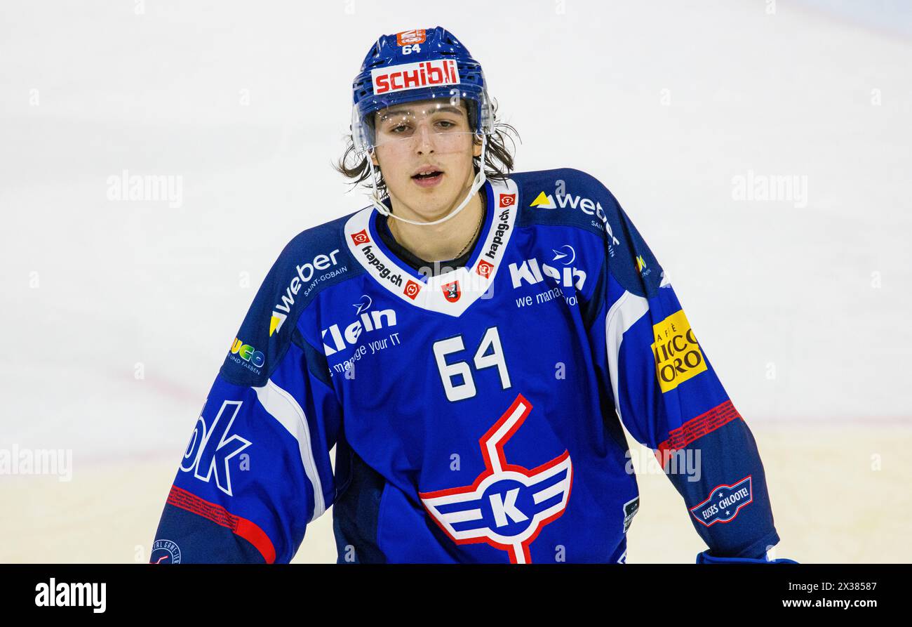 EHC Kloten Verteidiger #64 David Reinbacher beim Playoffqualifikationsspiel gegen den SC Bern. (Kloten, Schweiz, 24.09.2022) Stockfoto