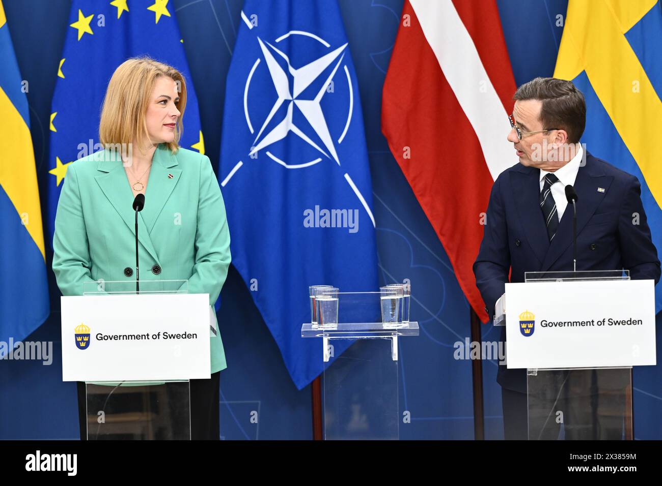 Stockholm, Schweden. April 2024. Premierminister Ulf Kristersson und der lettische Premierminister Evika Siliņa halten am Donnerstag eine gemeinsame Pressekonferenz in Stockholm ab. April. Foto: Anders Wiklund/TT/Code 10040 Credit: TT News Agency/Alamy Live News Stockfoto