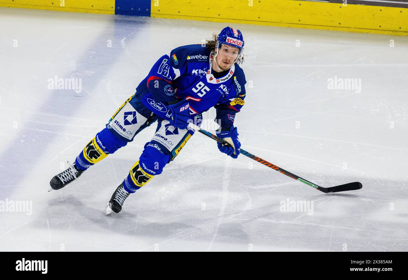 EHC Kloten Verteidiger #95 Nicholas Steiner beim Playoffqualifikationsspiel gegen den SC Bern. (Kloten, Schweiz, 24.09.2022) Stockfoto