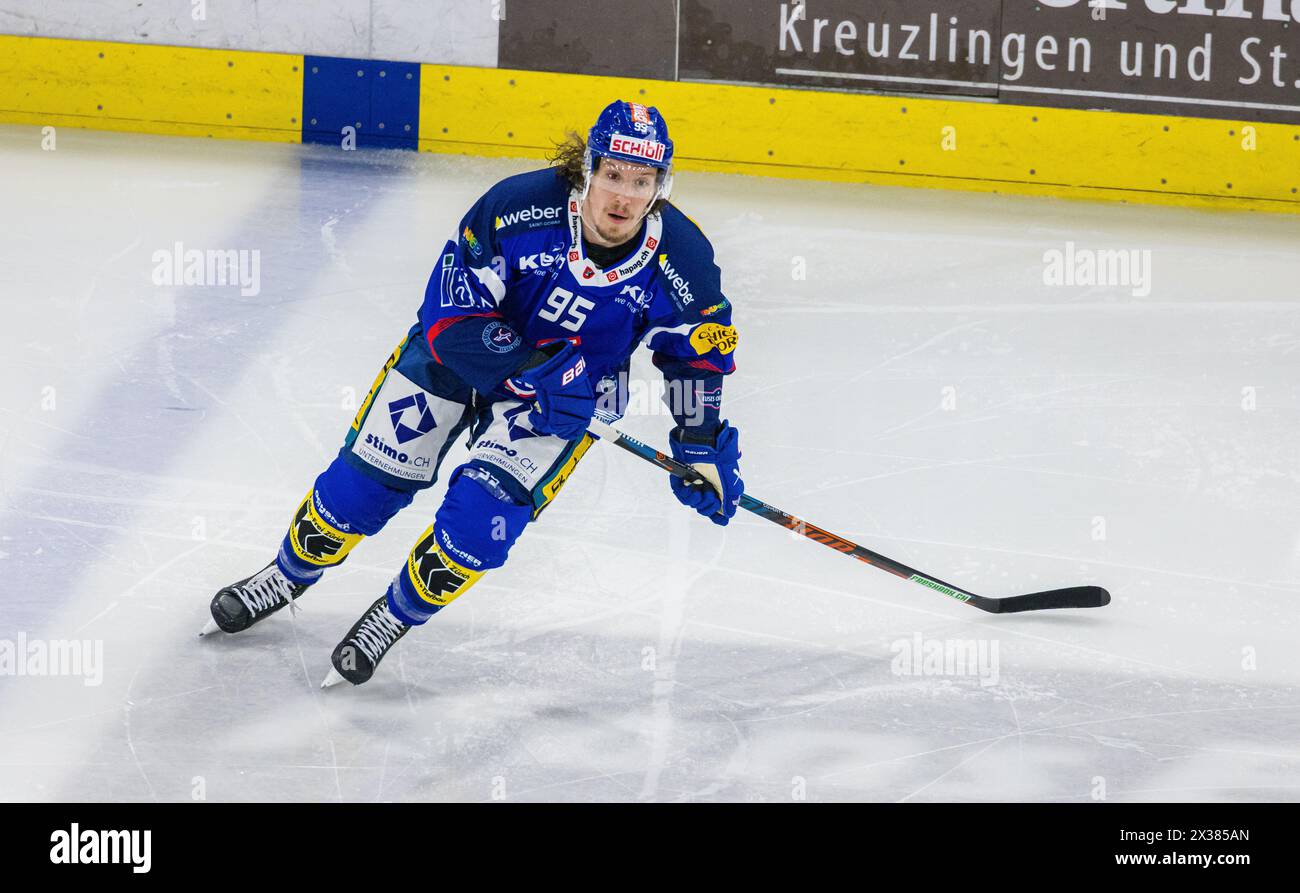 EHC Kloten Verteidiger #95 Nicholas Steiner beim Playoffqualifikationsspiel gegen den SC Bern. (Kloten, Schweiz, 24.09.2022) Stockfoto
