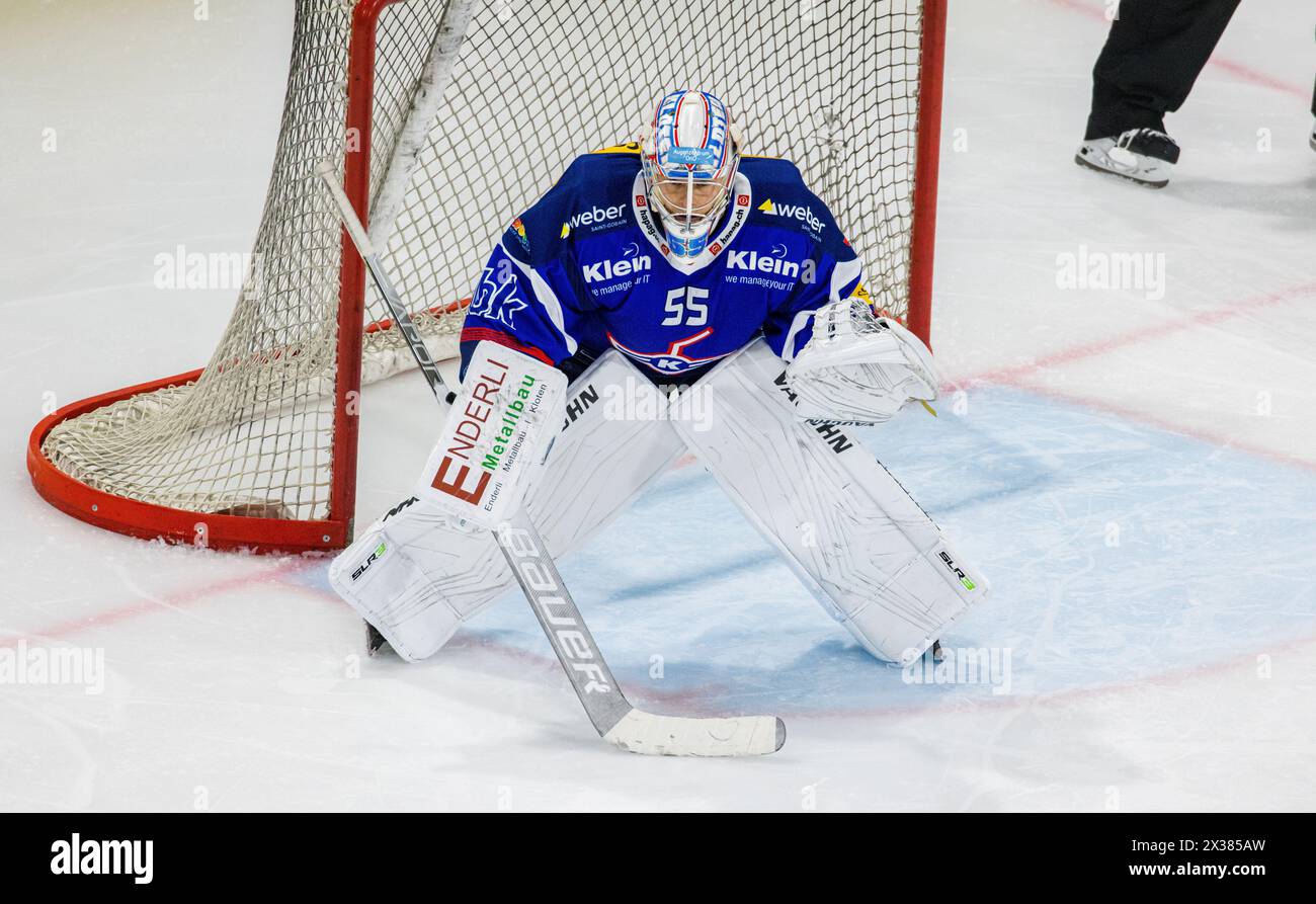 EHC Kloten Torhüter #55 Juha Metsola beim Playoffqualifikationsspiel gegen den SC Bern. (Kloten, Schweiz, 24.09.2022) Stockfoto