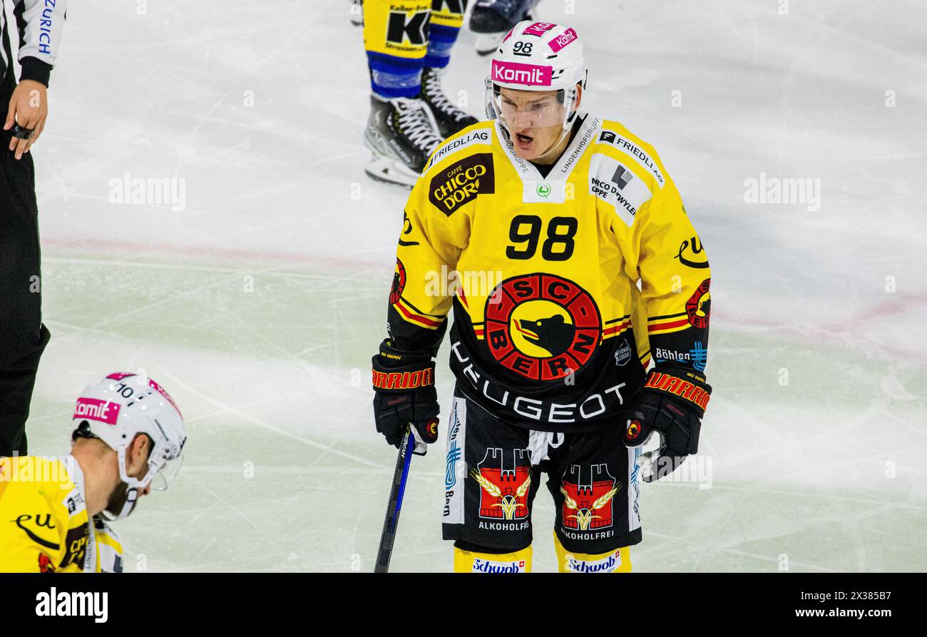 SC Bern Stürmer #98 Benjamin Baumgartner beim Playoffqualifikationsspiel gegen den EHC Kloten. (Kloten, Schweiz, 24.09.2022) Stockfoto