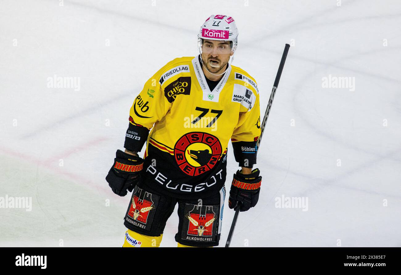 SC Bern Stürmer #77 Colton Sceviour beim Playoffqualifikationsspiel gegen den EHC Kloten. (Kloten, Schweiz, 24.09.2022) Stockfoto