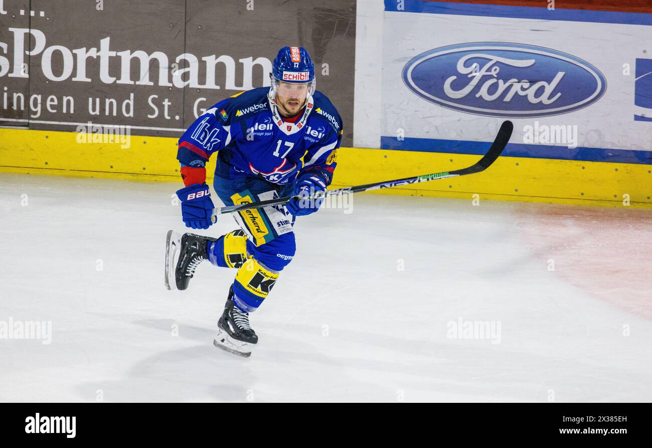EHC Kloten Stürmer #17 Niki Altorfer während des Playoffqualifikationsspiels gegen den SC Bern. (Kloten, Schweiz, 24.09.2022) Stockfoto