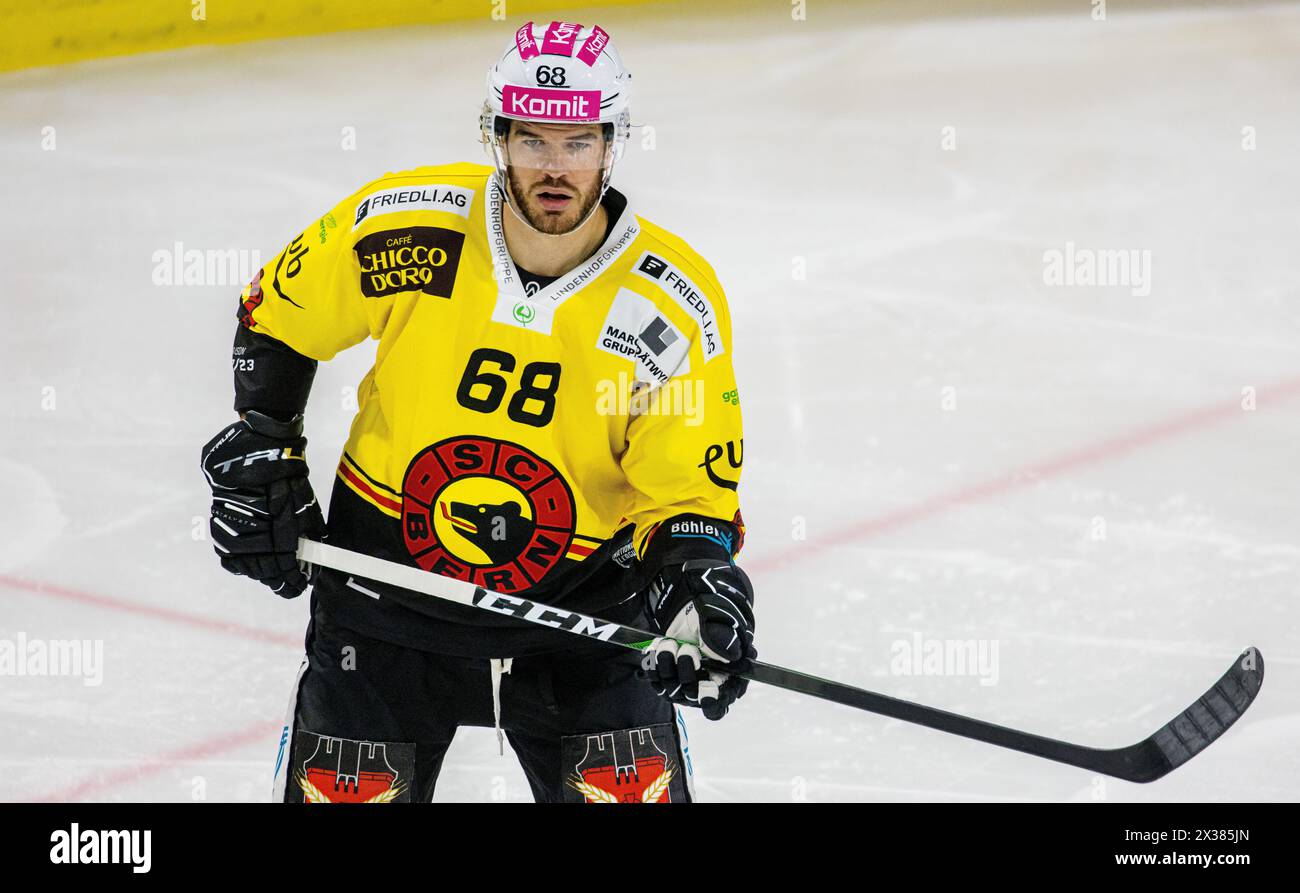 SC Bern Verteidiger #68 Eric Gelinas während des Playoffqualifikationsspiels gegen den EHC Kloten. (Kloten, Schweiz, 24.09.2022) Stockfoto