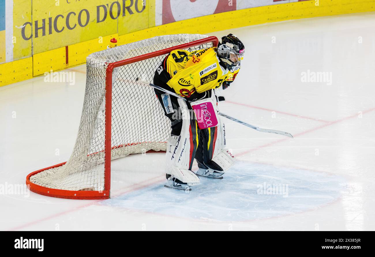 SC Bern Torhüter #30 Philip Wüthrich beim Playoffqualifikationsspiel gegen den EHC Kloten. (Kloten, Schweiz, 24.09.2022) Stockfoto
