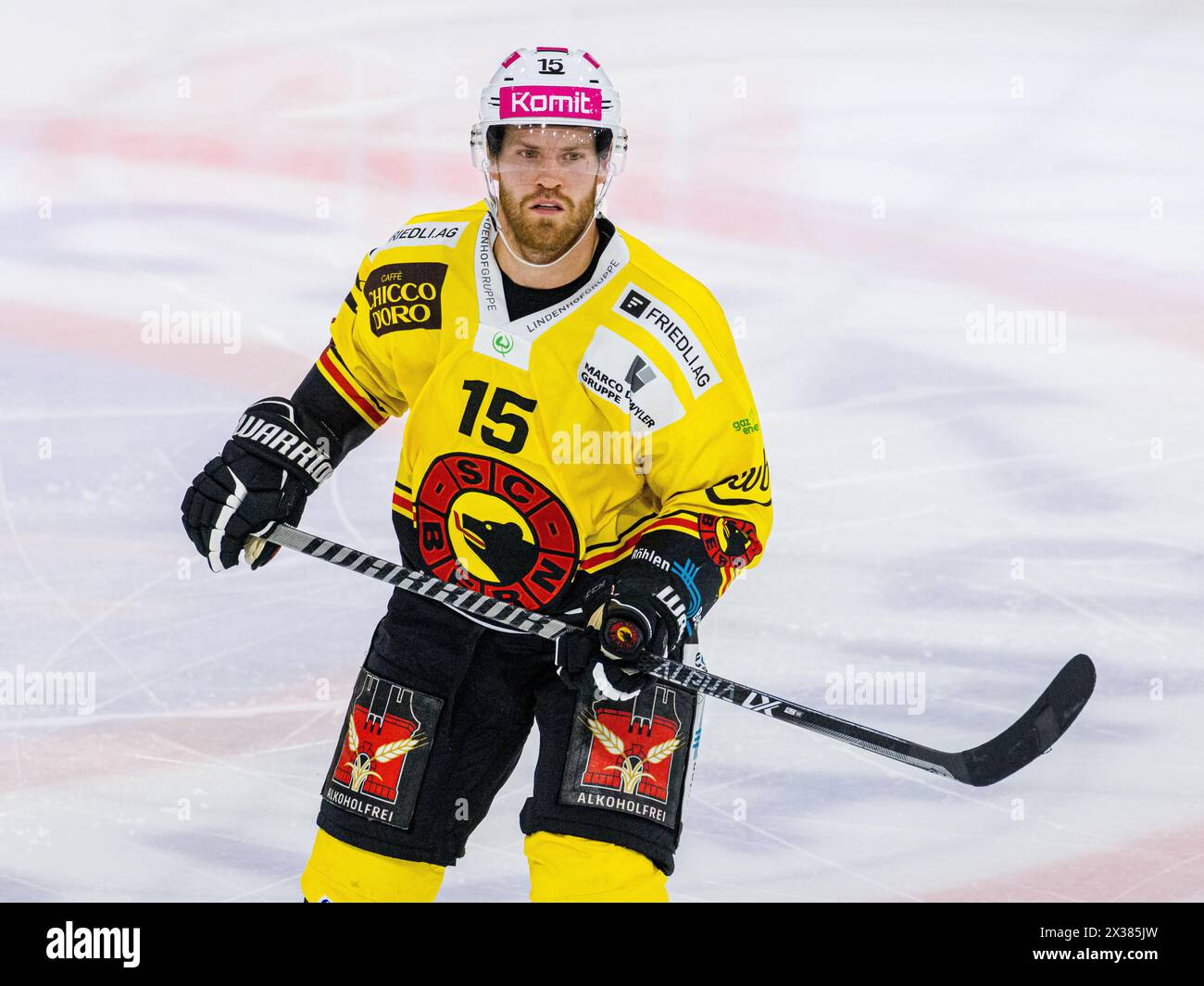 SC Bern Stürmer #15 Oscar Lindberg beim Playoffqualifikationsspiel gegen den EHC Kloten. (Kloten, Schweiz, 24.09.2022) Stockfoto