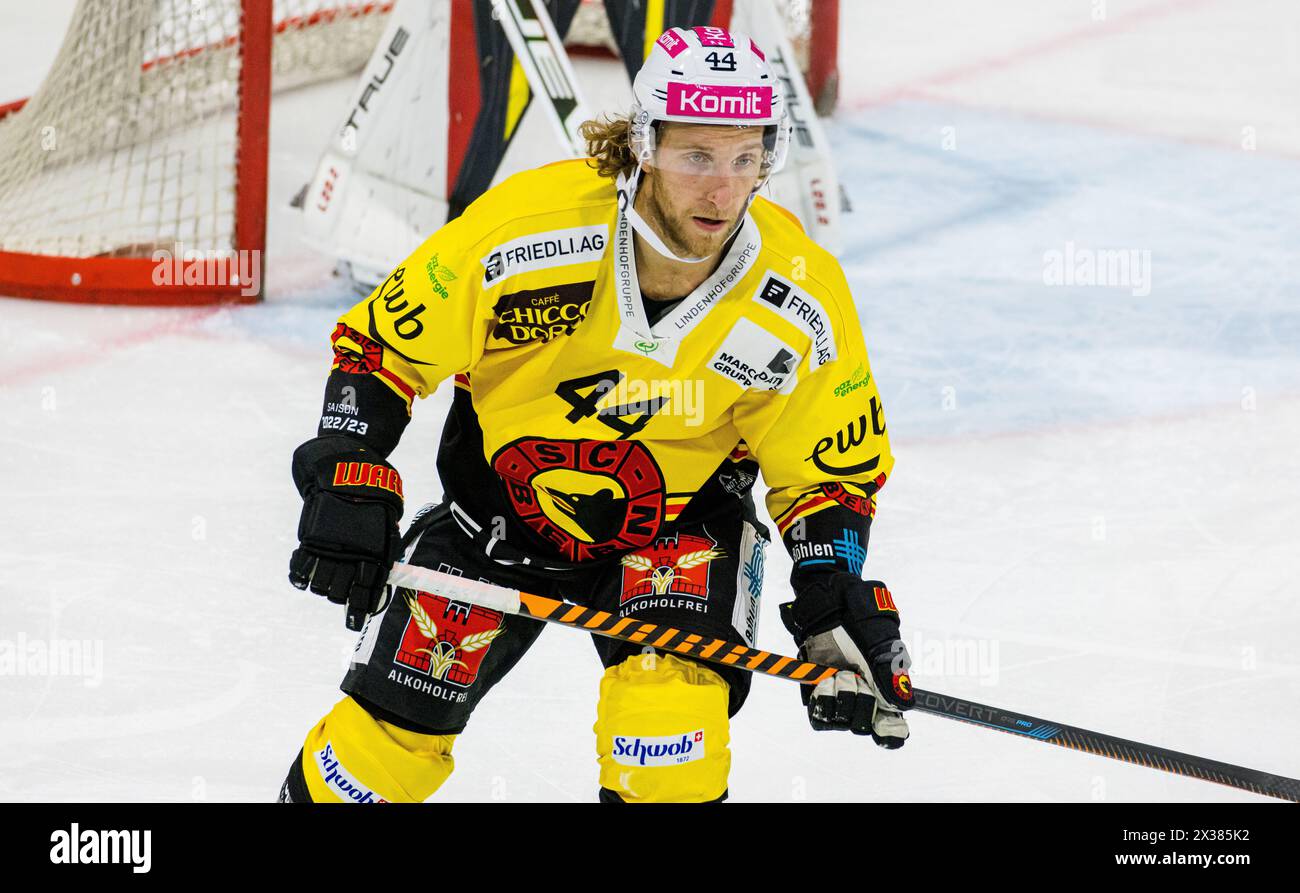 SC Bern Verteidiger #44 Jesse Zgraggen beim Playoffqualifikationsspiel gegen den EHC Kloten. (Kloten, Schweiz, 24.09.2022) Stockfoto