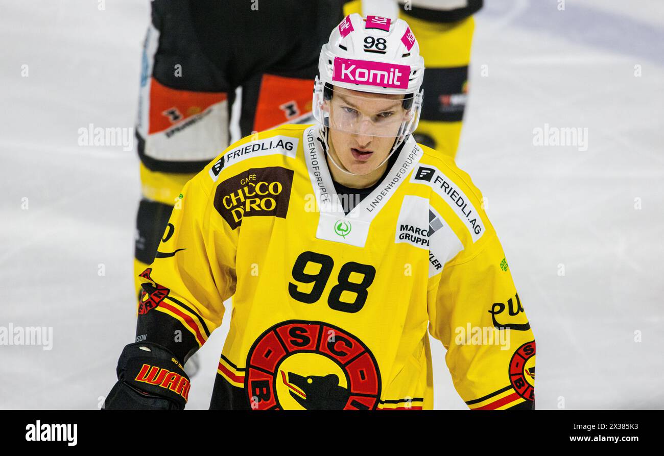 SC Bern Stürmer #98 Benjamin Baumgartner beim Playoffqualifikationsspiel gegen den EHC Kloten. (Kloten, Schweiz, 24.09.2022) Stockfoto
