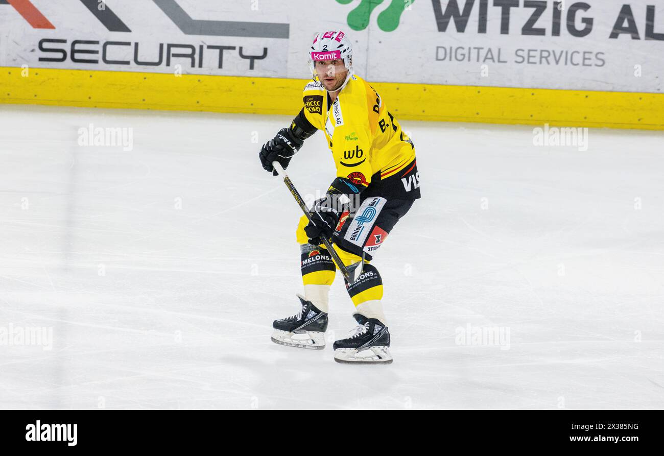 SC Bern Verteidiger #2 schlug Gerber beim Playoffqualifikationsspiel gegen den EHC Kloten. (Kloten, Schweiz, 24.09.2022) Stockfoto