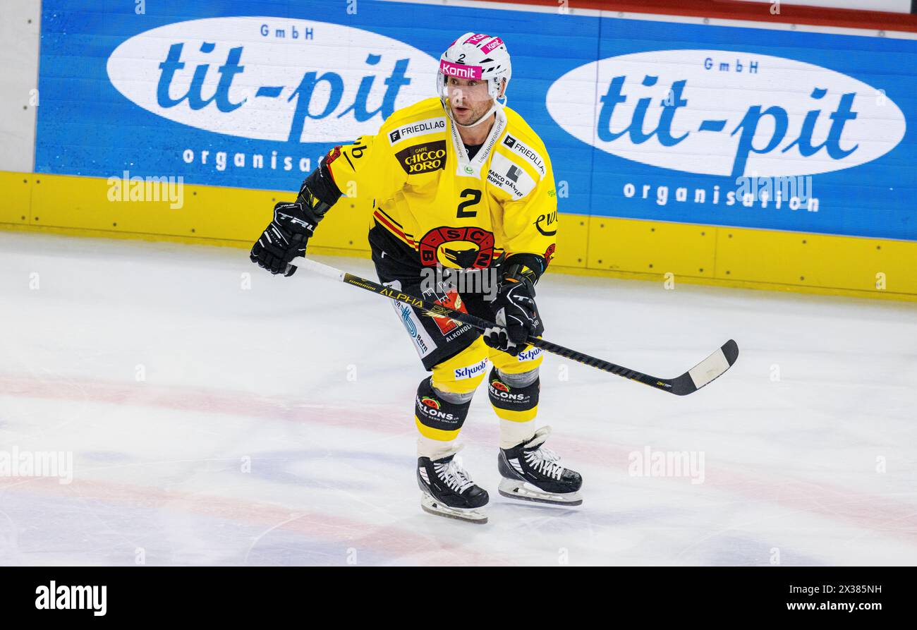 SC Bern Verteidiger #2 schlug Gerber beim Playoffqualifikationsspiel gegen den EHC Kloten. (Kloten, Schweiz, 24.09.2022) Stockfoto