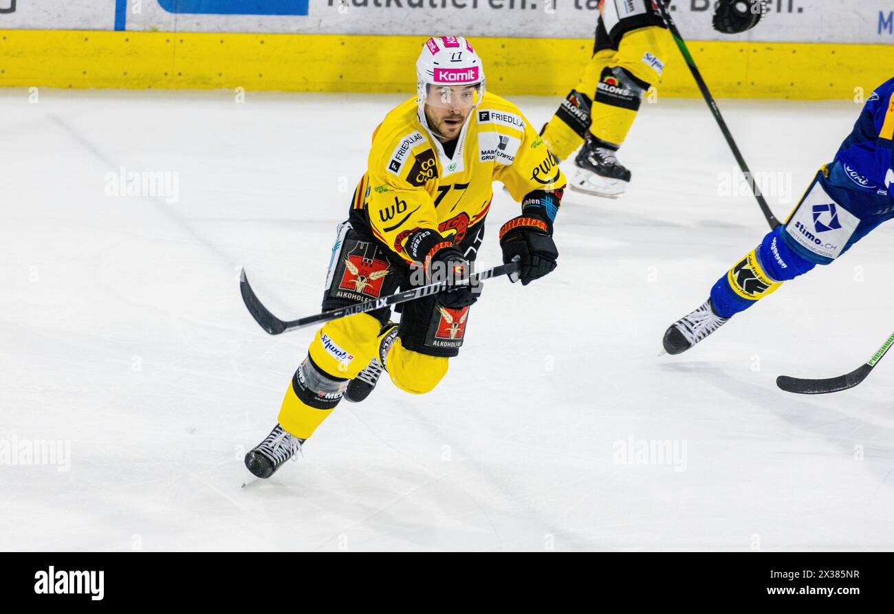 SC Bern Stürmer #77 Colton Sceviour beim Playoffqualifikationsspiel gegen den EHC Kloten. (Kloten, Schweiz, 24.09.2022) Stockfoto