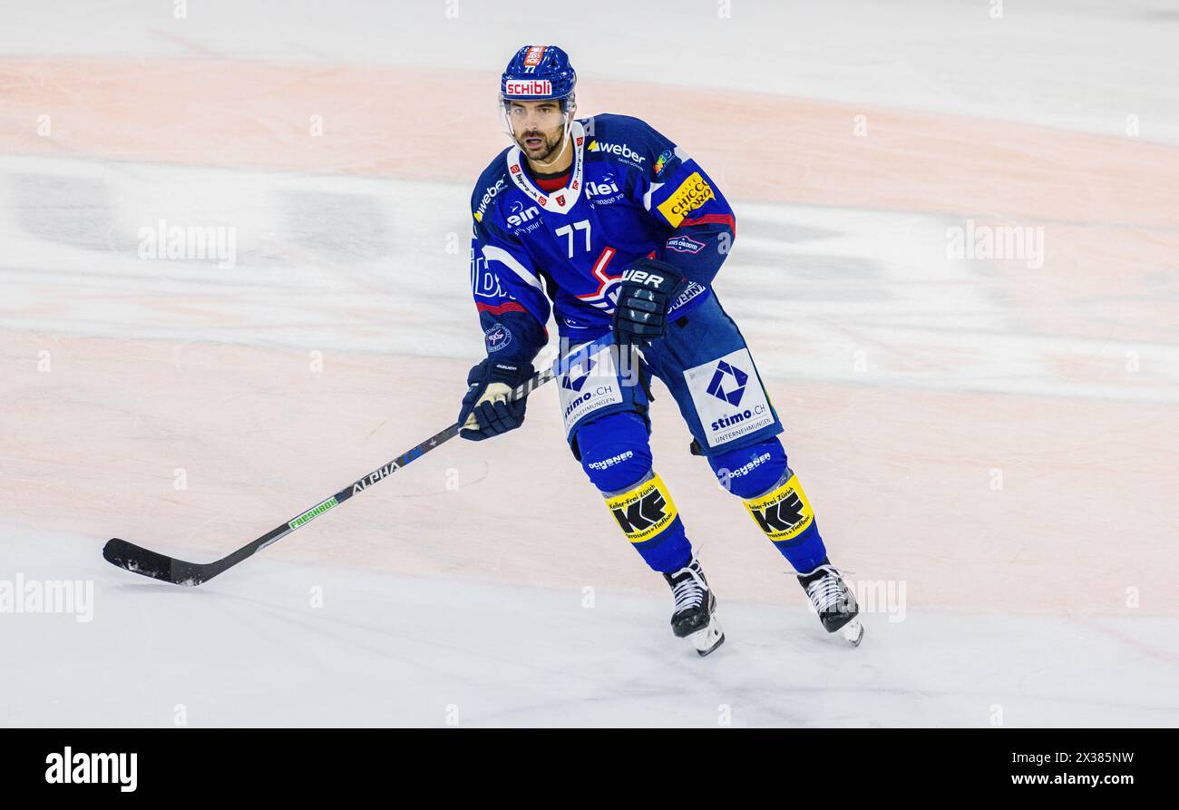 EHC Kloten Verteidiger #77 Matteo Nodari während des Playoffqualifikationsspiels gegen den SC Bern. (Kloten, Schweiz, 24.09.2022) Stockfoto