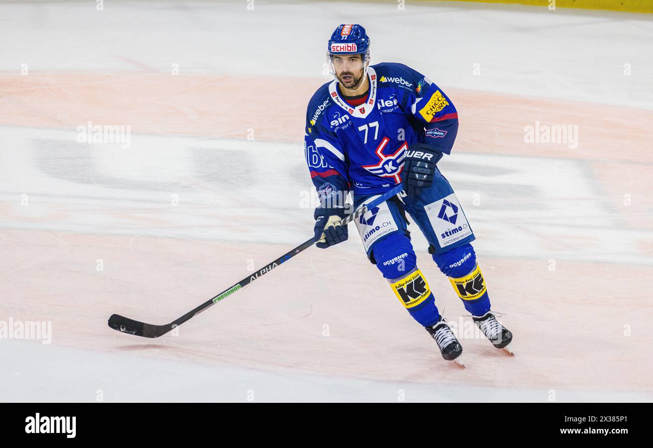 EHC Kloten Verteidiger #77 Matteo Nodari während des Playoffqualifikationsspiels gegen den SC Bern. (Kloten, Schweiz, 24.09.2022) Stockfoto