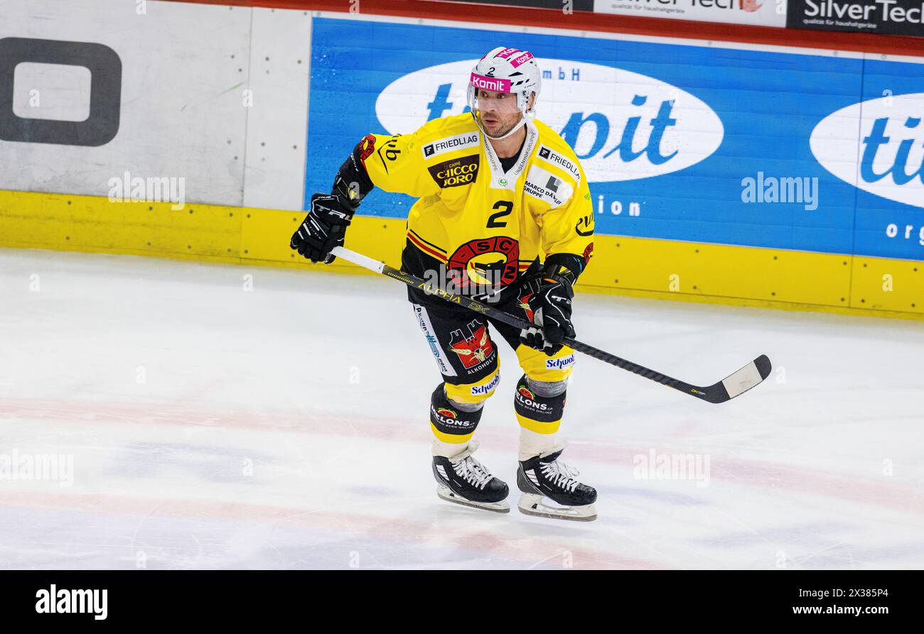 SC Bern Verteidiger #2 schlug Gerber beim Playoffqualifikationsspiel gegen den EHC Kloten. (Kloten, Schweiz, 24.09.2022) Stockfoto