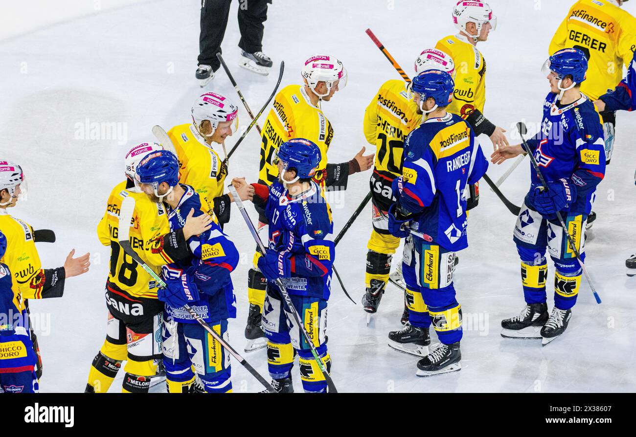 Handshake zwischen den Spielern des EHC Kloten und dem SC Bern nach Spielende. (Kloten, Schweiz, 24.09.2022) Stockfoto