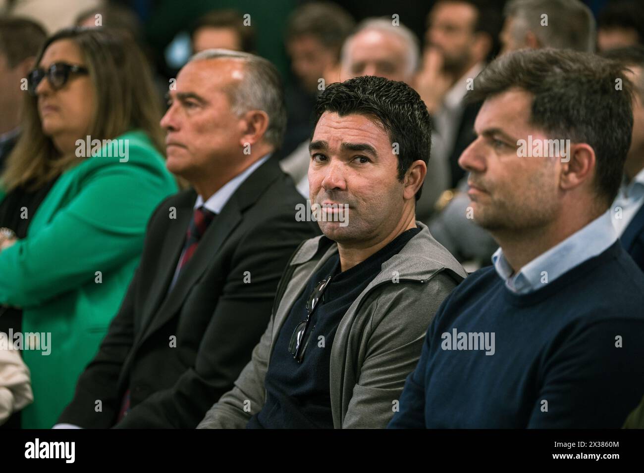 Sant Joan Despi, Spanien, 25. April 2024. Joan Laporta und Xavi Hernandez Cheftrainer der Pressekonferenz des FC Barcelona. Joan Laporta und Xavi Hernandez erklären sich gemeinsam mit den Mitgliedern des Vorstands bereit, Xavis Vertrag als Trainer des FC Barcelona bis 2025 zu beenden. Quelle: Joan G/Alamy Live News Stockfoto