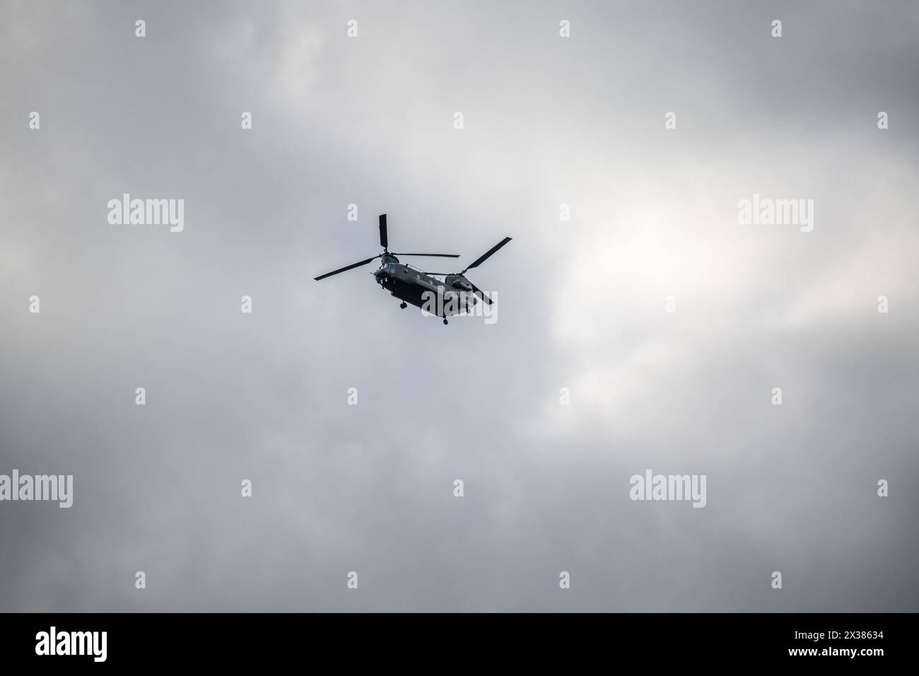 Am 24. April 2024 umkreist der Chinook Helicopter den Himmel um Oxfordshire Stockfoto