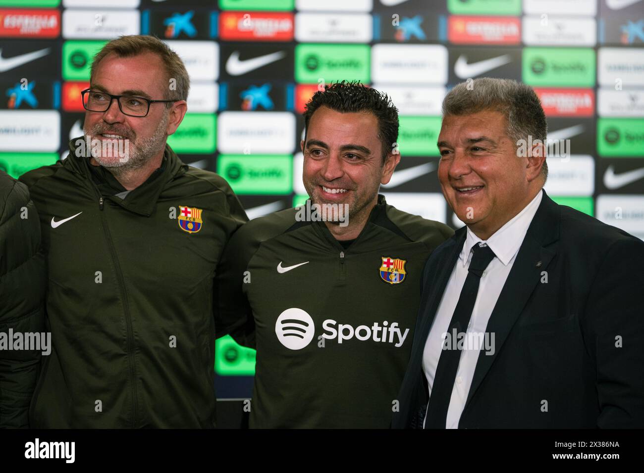 Sant Joan Despi, Spanien, 25. April 2024. Joan Laporta und Xavi Hernandez Cheftrainer der Pressekonferenz des FC Barcelona. Joan Laporta und Xavi Hernandez erklären sich gemeinsam mit den Mitgliedern des Vorstands bereit, Xavis Vertrag als Trainer des FC Barcelona bis 2025 zu beenden. Quelle: Joan G/Alamy Live News Stockfoto