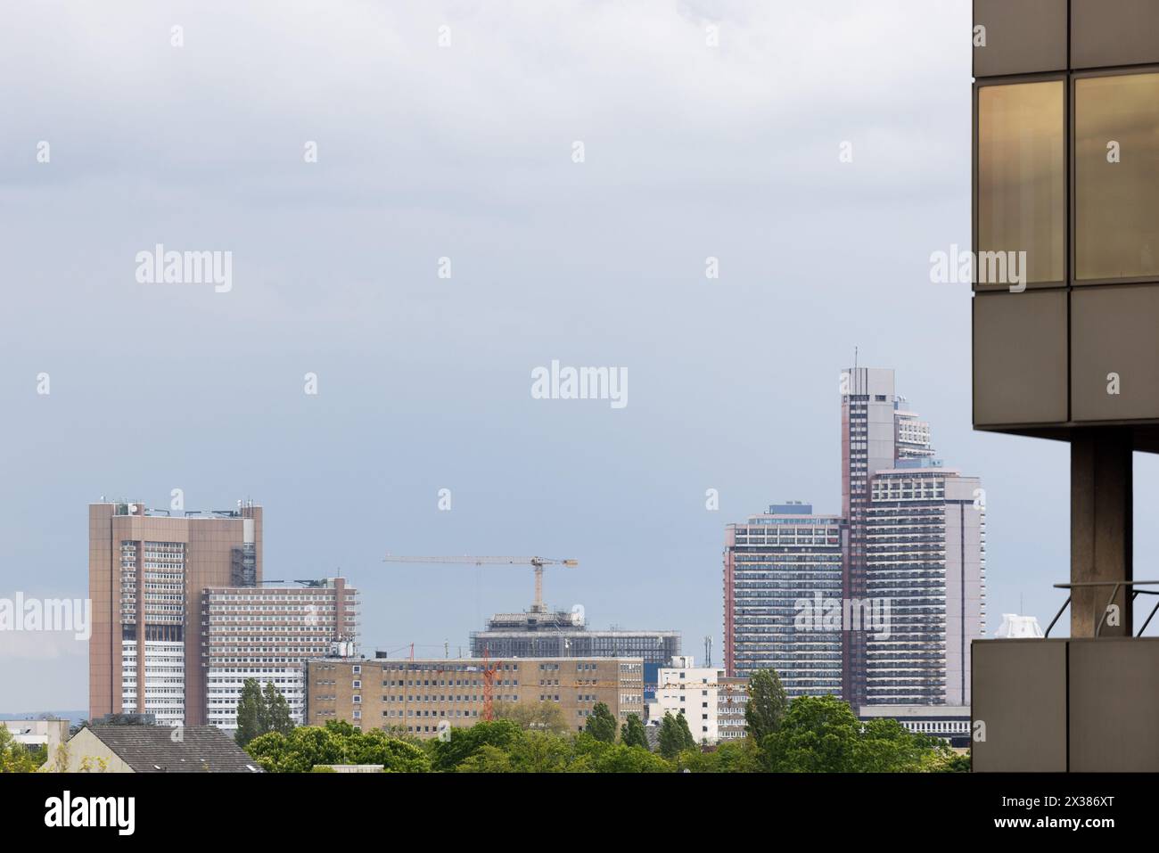 Köln, Deutschland. April 2024. Blick auf das Uni-Center (r) und das Justizzentrum mit dem Amtsgericht und dem Landgericht (l). Quelle: Rolf Vennenbernd/dpa/Alamy Live News Stockfoto