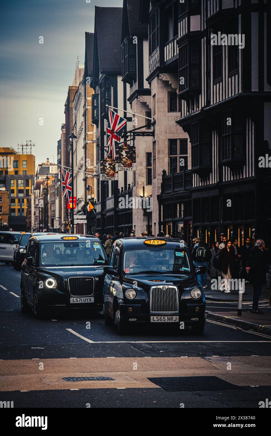 London, Großbritannien - Januar 2024: Zwei berühmte Taxis in den Straßen Londons Stockfoto
