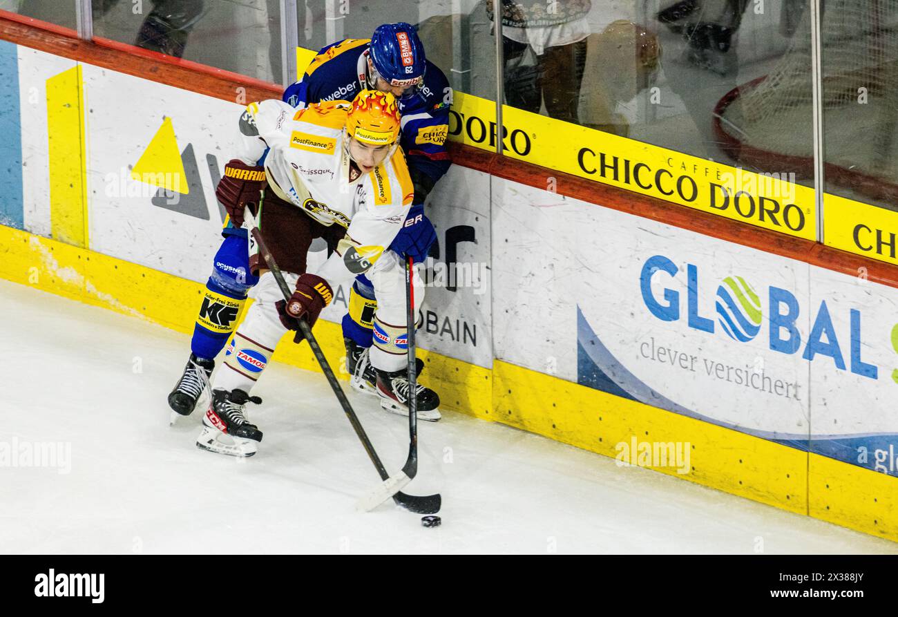 ZWEIKAMPF zwischen Genf Topskorer Valtteri Filppula und Klotens #62 Harrison Luc Schreiber. (Kloten, Schweiz, 10.12.2022) Stockfoto