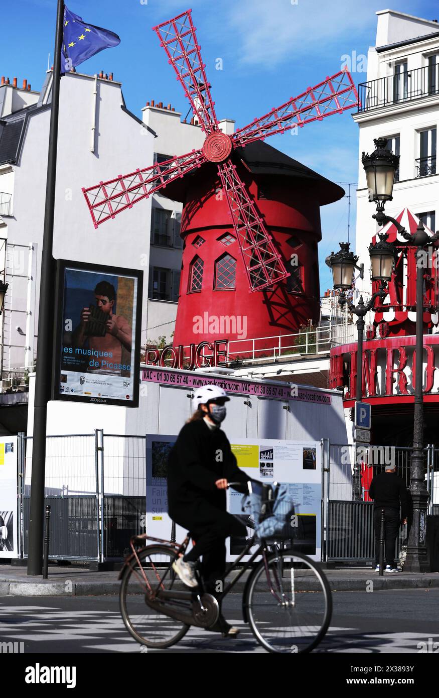 Paris, Frankreich. Oktober 2020. Dieses Foto vom 14. Oktober 2020 zeigt die Windmühle Moulin Rouge in Paris, Frankreich. Die Klingen des legendären französischen Moulin Rouge im Pariser Viertel Pigalle sind aus unbekannten Gründen zusammengebrochen, berichteten lokale Medien am Donnerstag. Die Rotorblätter fielen am Donnerstag zwischen 2:00 und 3:00 Uhr Ortszeit (0400-0500 GMT) ab, berichteten französische Medien und fügten hinzu, dass keine Opfer gemeldet wurden. Quelle: Gao Jing/Xinhua/Alamy Live News Stockfoto