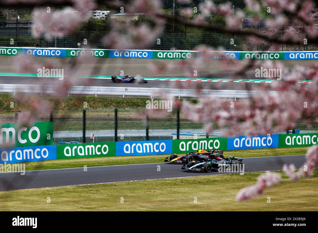 Suzuka Circuit, 5. April 2024: George Russell (GBR) von Mercedes und Sergio Perez (MEX) von Red Bull Racing während des Formel 1 Grand Prix von Japan 2024. Stockfoto