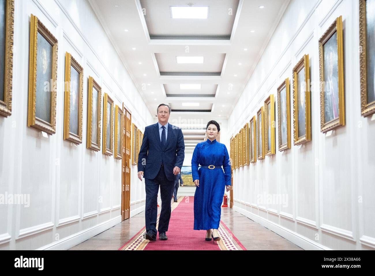 Außenminister David Cameron trifft sich mit dem mongolischen Außenminister Battsetseg Batmunkh im Außenministerium in Ulaanbaatar, Mongolei, während seiner fünftägigen Reise durch Zentralasien. Bilddatum: Donnerstag, 25. April 2024. Stockfoto