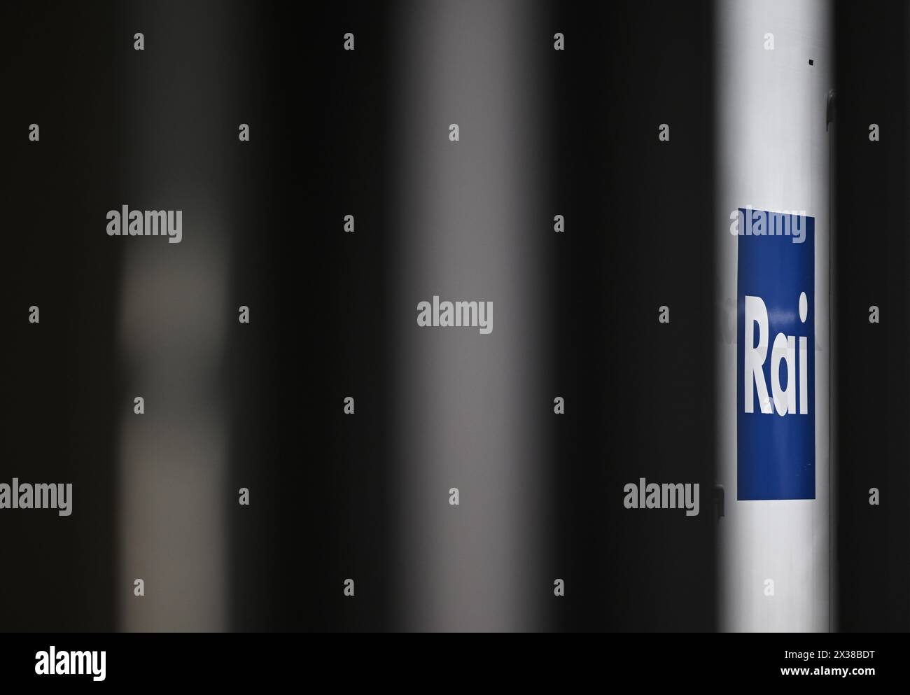 Rimini, Italien. April 2024. Das Logo des italienischen Rundfunks Rai ...