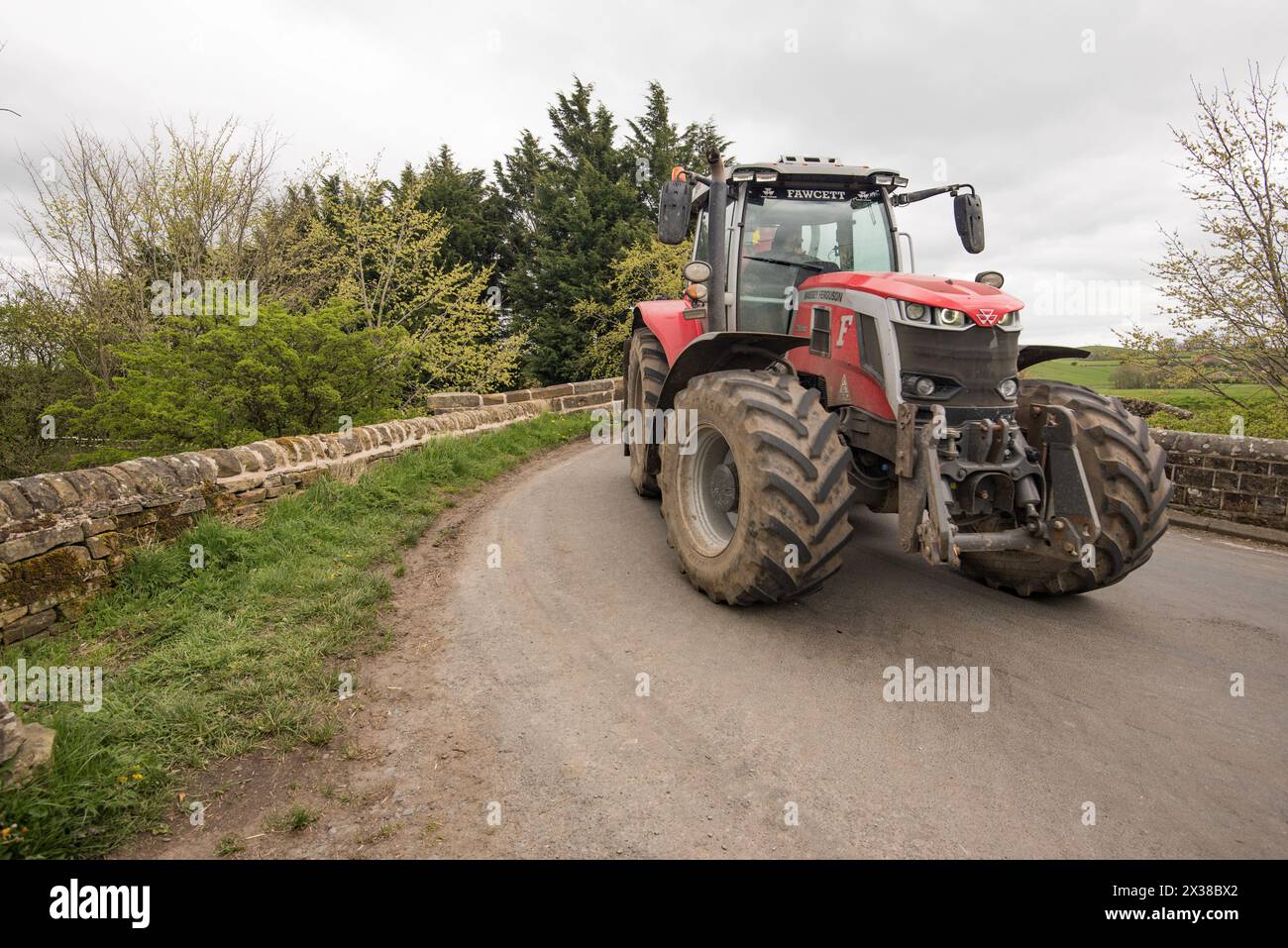 Enge Brücke und enge Kurve bei Gargrave, wo regelmäßig Traktoren und Schlammtanker durchfahren. , Stockfoto