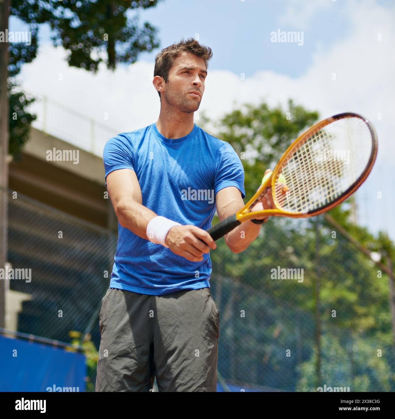 Mann, Schläger und dienen in Outdoor-Tennisspielen, Spiel und Platz für Wettkämpfe oder Training. Männlicher Mensch, Sportler und bereit für Training oder Sport Stockfoto