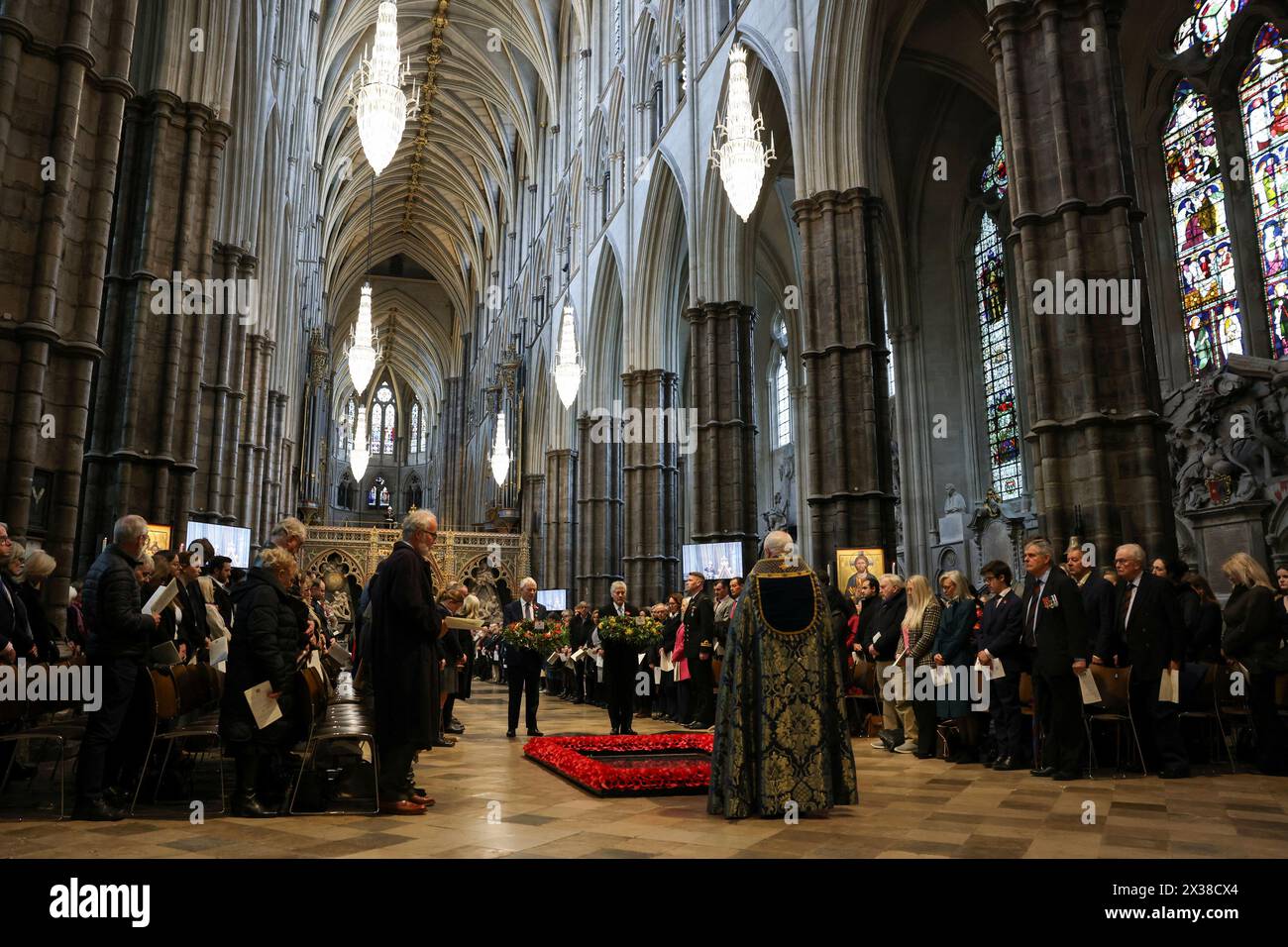 Neuseelands Hochkommissar im Vereinigten Königreich, Phil Goff und Australiens Hochkommissar im Vereinigten Königreich, Stephen Smith, legten Kränze beim Gedenkdienst und Thanksgiving zum Anzac Day in der Westminster Abbey, London. Bilddatum: Donnerstag, 25. April 2024. Stockfoto