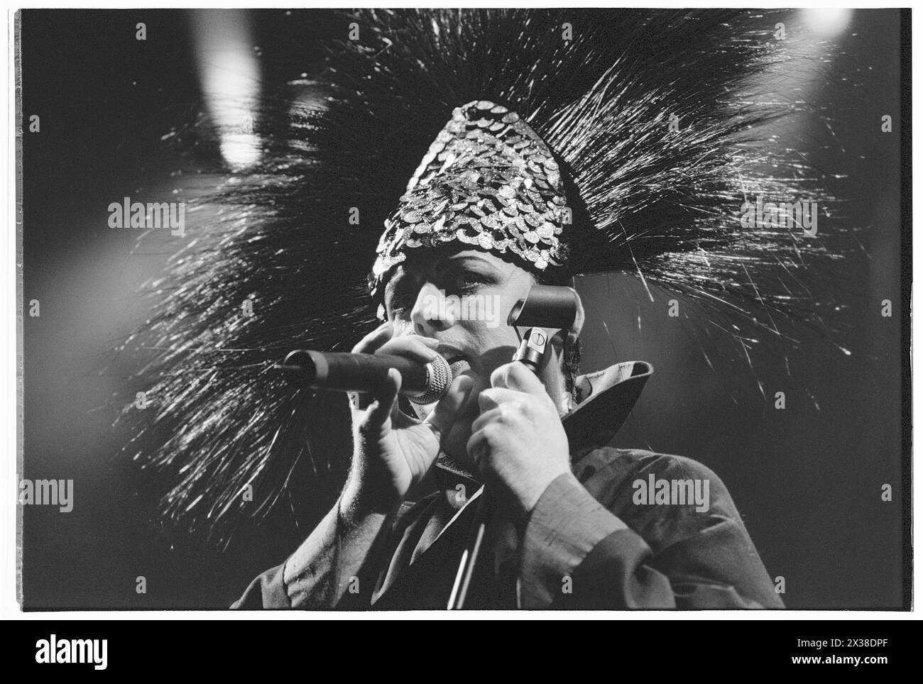 BOY GEORGE, CULTURE CLUB, KONZERT, 1998: Poplegende der 80er Jahre Boy George of Culture Club live in der Cardiff International Arena CIA in Cardiff, Wales, Großbritannien am 9. Dezember 1998. Foto: Rob Watkins. INFO: Boy George, geboren am 14. Juni 1961 in London, England, wurde in den 80er Jahren als extravaganter Leadsänger des Culture Club bekannt Sein kultiger Stil und Hits wie „Karma Chameleon“ machten ihn zu einer dauerhaften Popkultur-Ikone. Stockfoto