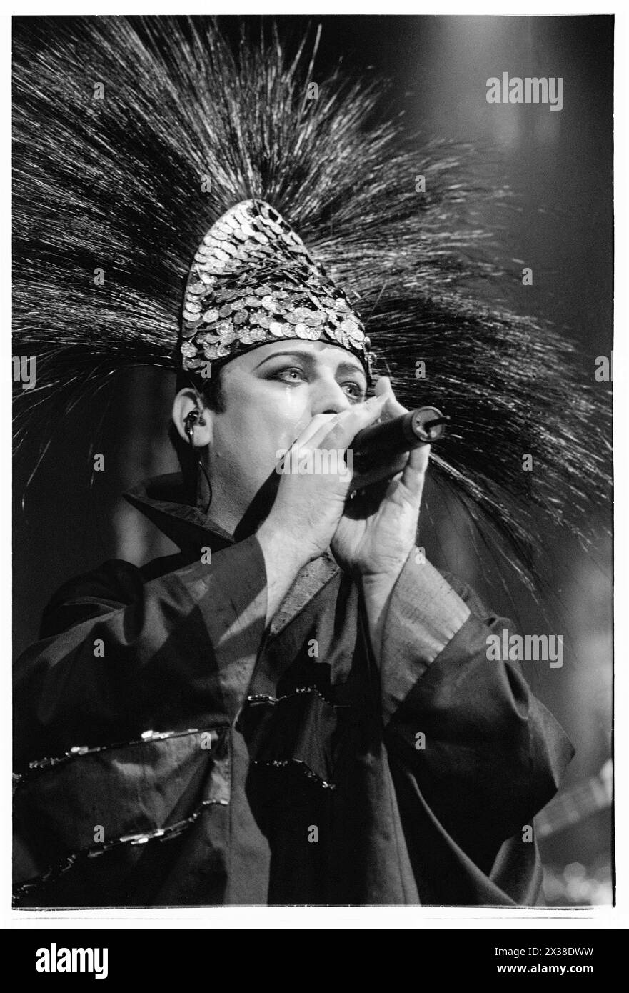 BOY GEORGE, CULTURE CLUB, KONZERT, 1998: Poplegende der 80er Jahre Boy George of Culture Club live in der Cardiff International Arena CIA in Cardiff, Wales, Großbritannien am 9. Dezember 1998. Foto: Rob Watkins. INFO: Boy George, geboren am 14. Juni 1961 in London, England, wurde in den 80er Jahren als extravaganter Leadsänger des Culture Club bekannt Sein kultiger Stil und Hits wie „Karma Chameleon“ machten ihn zu einer dauerhaften Popkultur-Ikone. Stockfoto