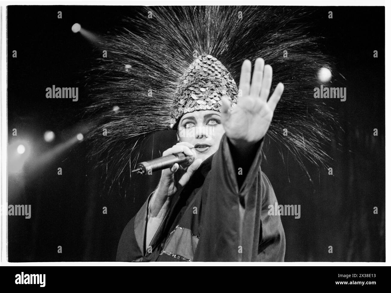 BOY GEORGE, CULTURE CLUB, KONZERT, 1998: Poplegende der 80er Jahre Boy George of Culture Club live in der Cardiff International Arena CIA in Cardiff, Wales, Großbritannien am 9. Dezember 1998. Foto: Rob Watkins. INFO: Boy George, geboren am 14. Juni 1961 in London, England, wurde in den 80er Jahren als extravaganter Leadsänger des Culture Club bekannt Sein kultiger Stil und Hits wie „Karma Chameleon“ machten ihn zu einer dauerhaften Popkultur-Ikone. Stockfoto